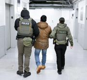 Estados Unidos: Un centro de detención de inmigración tiene detenidos durmiendo en el suelo
