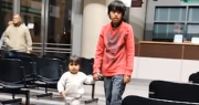 Video: el tierno gesto de una niña cuidando a su hermano con autismo en el Hospital Rawson
