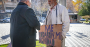 Tiene 68 años y se manifestó con carteles en plena Plaza 25 porque no le alcanza la jubilación