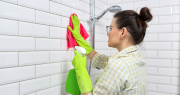 No es lavandina: el limpiador natural que dejará tu baño y pisos relucientes