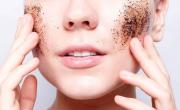 Se hace con café: un dermatólogo reveló cómo preparar una crema natural con dos ingredientes para eliminar las arrugas