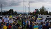 EN VIDEO: “Es un criminal de guerra”: Protestas contra Putin en Alaska roban protagonismo a la cumbre con Trump