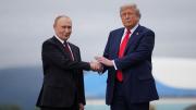 EN VIDEO: Potente apretón de manos de Trump y Putin al reencontrarse en Alaska en busca de “paz”