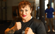 Conmoción en el boxeo argentino: el homenaje a la Locomotora Oliveras en el estreno de En el Barro