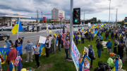 (VIDEO) Protestan contra cumbre entre Trump y Putin en Alaska. No queremos criminales de guerra, ni felones en la Casa Blanca