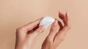 Ahorra dinero y hasta un viaje al salón de belleza: prepara en casa estos removedores de esmalte con productos que siempre están en tu alacena