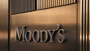 Moody‘s ve a las bandas como un esquema transitorio y advierte que “un shock político puede descarrilar el ajuste”’