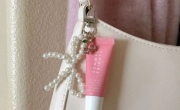 Qué son los “beauty bag charms”, el nuevo accesorio que reemplaza a los Labubus