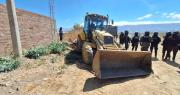 Demuelen construcciones que estaban en áreas verdes de la zona sur de Cochabamba