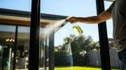 Rociar con limón las ventanas de casa: por qué recomiendan hacerlo y para qué sirve