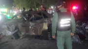 Múltiples víctimas tras choque: dos carros y una moto implicados