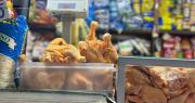 Sube el precio del kilo de pollo en tres mercados de La Paz; comerciantes lo atribuyen a la falta de diésel y baja producción
