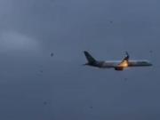Un avión de la aerolínea Condor se prendió fuego en el aire con 273 pasajeros a bordo: aterrizó de emergencia