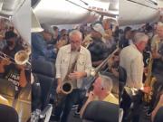 Un avión llevaba retraso y un grupo de jazz improvisó un increíble concierto a bordo