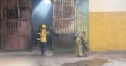 Incendio afecta a galpón de fábrica de espuma en Santa Cruz