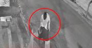 Imágenes sensibles: Un hombre ataca con una piedra a un vecino que llegaba a su casa
