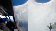 En el corazón de la tormenta: El impactante video grabado desde un avión dentro del huracán Erin