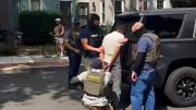Encapuchados, esposas y redadas: así operan los agentes que arrestan a conductores de reparto en Washington