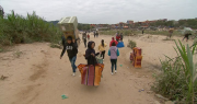 Argentinos cruzan frontera a Bolivia en busca de productos a precios bajos