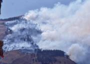 Incendio en el Parque Tunari sigue activo y más de 100 bomberos trabajan para controlarlo