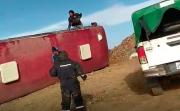 Vientos huracanados provocan vuelco de un bus y destrozos en viviendas de Tarvita