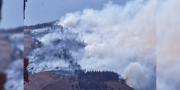 Incendio de magnitud afecta zona boscosa del Parque Tunari, bomberos combaten el fuego desde 5 frentes