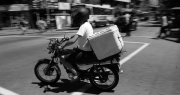 Una joven denunció que un moto Uber se quedó con un envío de $200 mil y objetos personales