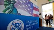 Uscis acusa a inmigrante por fraude de naturalización en EEUU: ocultó su culpabilidad en un horrible crimen