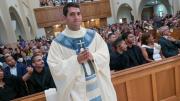POLÉMICA: Policía migratoria detuvo a sacerdote venezolano que regresaba de Londres a EEUU