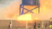 Dos bomberos quedan en estado crítico tras una explosión mientras combatían incendio en Santa Cruz