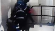Policías abusan de autoridad y golpean brutalmente a un joven