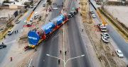 Una mole varada cerca de San Juan: La travesía de un reactor de 456 toneladas que no puede cruzar un puente