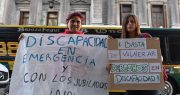Jubilados y el colectivos de la discapacidad marcha frente al Congreso, mientras se debate en Diputados