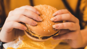Compra una y recibe otra gratis: esta cadena de comida rápida regalará hamburguesas hasta el 24 de agosto