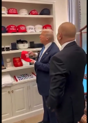Donald Trump le muestra a Zelensky y Macron mercancia que dice 4 años más y Trump 2028 (Llamó la atención)
