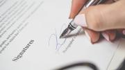 Este es el significado de firmar con tus iniciales, según la psicología
