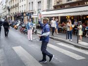 El último canillita de París que desde hace 50 años vende diarios por sus calles