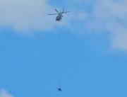 Helicóptero realiza tareas de enfriamiento tras incendio en el Parque Nacional Tunari
