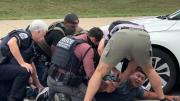 VIDEO VIRAL: El dramático arresto de un migrante por parte de agentes de ICE, suplicaba ayuda a gritos
