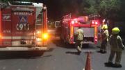 Un incendio en una carpintería necesitó el trabajo de varias dotaciones de bomberos para controlarlo
