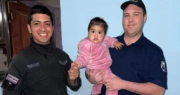 Tras el pedido desesperado de un vecino, policías salvaron a una beba que no respiraba