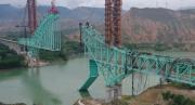 VIDEO IMPACTANTE: Gigantesco puente se desplomó en China, al menos 12 trabajadores murieron