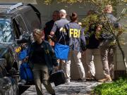 El FBI allana la casa y la oficina de un ex asesor estrella de Donald Trump convertido en feroz enemigo
