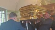 ¡Un ataúd de oro y más! El excéntrico funeral de un popular empresario que se viralizó
