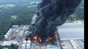 Las abrumadoras imágenes de un incendio en planta automotriz de Luisiana, evacúan la zona y se teme lo peor