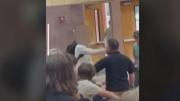 VIDEO VIRAL: Estudiante golpeó a profesor en una reunión escolar y enfrentará serios cargos legales