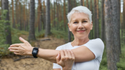 ¿Sabes qué es la sarcopenia? Si tienes más de 60 ya la puedes padecer: con estos tres ejercicios sencillos en casa frenas sus efectos