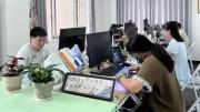 Por qué jóvenes en China pagan para ir a oficinas y fingir que trabajan