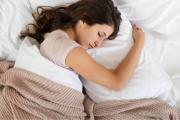 ¿Las mujeres necesitan dormir más que los hombres?