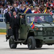 Los buques de guerra de EE. UU. se acercan, pero muchos venezolanos no se inmutan